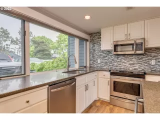 Photo #6: 22631436 Listing