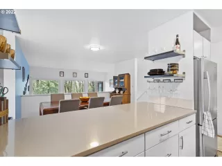 Photo #5: 22633152 Listing