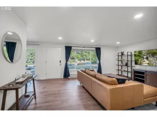 Photo #4: 22648447 Listing