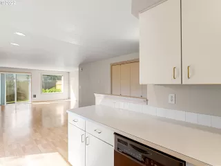 Photo #4: 22657335 Listing