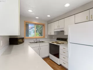 Photo #5: 22657335 Listing