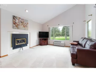 Photo #4: 22681367 Listing