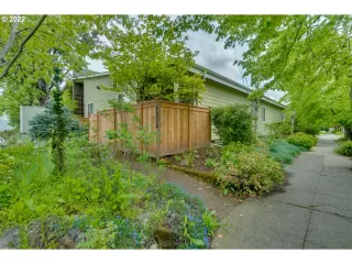 Photo #4: 22686031 Listing