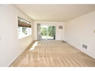 Photo #5: 22698133 Listing