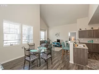 Photo #5: 22699118 Listing