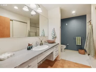 More Details about MLS # 227214496 : 915 SE 35TH AVE 302