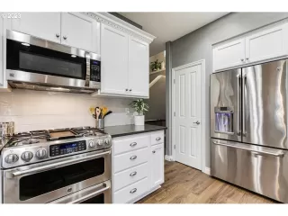 Photo #6: 23001894 Listing