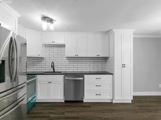 Photo #5: 23005601 Listing