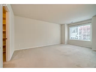 Photo #5: 23009088 Listing