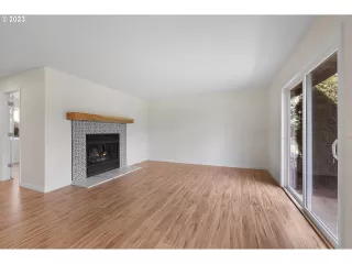 Photo #5: 23010093 Listing