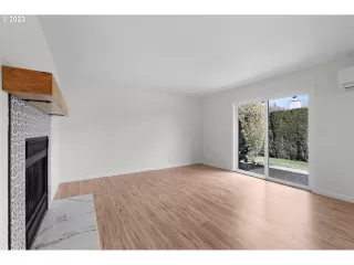 Photo #6: 23010093 Listing