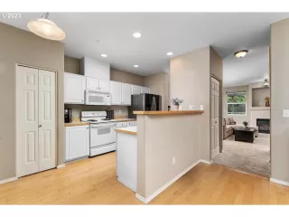 Photo #5: 23015932 Listing