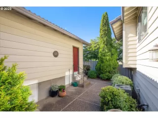 Photo #3: 23016105 Listing