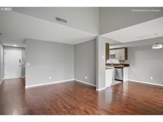 Photo #6: 23018629 Listing