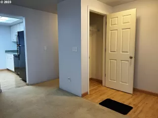 Photo #5: 23019158 Listing