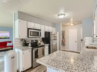 Photo #5: 23019893 Listing