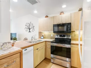 Photo #6: 23034947 Listing