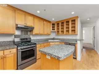 Photo #4: 23035457 Listing