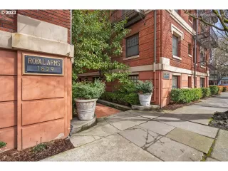 Photo #2: 23035939 Listing