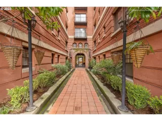 Photo #3: 23035939 Listing