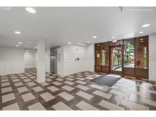 Photo #5: 23035939 Listing