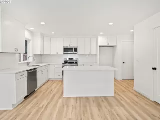 Photo #3: 23039079 Listing