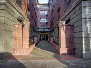 Photo #2: 23040312 Listing 