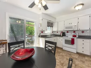 Photo #4: 23040634 Listing