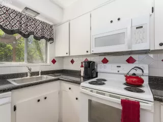 Photo #6: 23040634 Listing