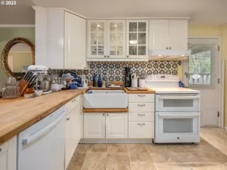 Photo #5: 23048401 Listing