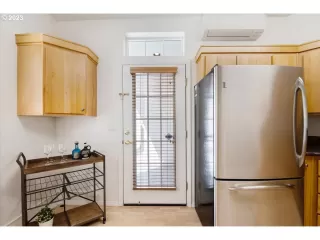 Photo #6: 23051736 Listing