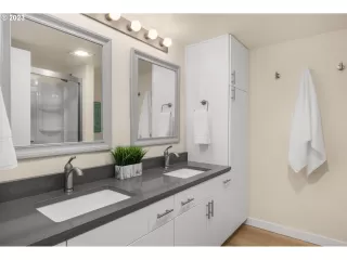 Photo #5: 23051770 Listing