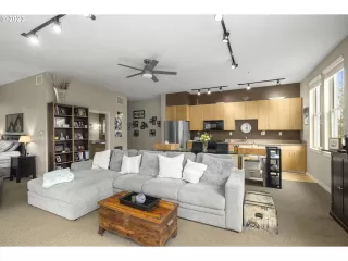 Photo #5: 23052821 Listing