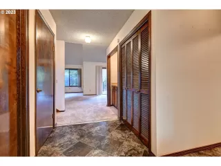 Photo #5: 23055778 Listing