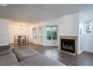 Photo #2: 23055996 Listing