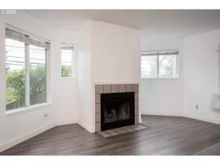 Photo #4: 23055996 Listing