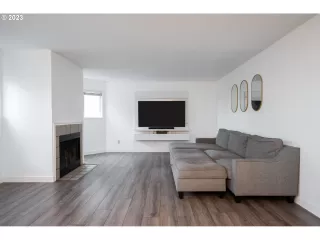 Photo #5: 23055996 Listing