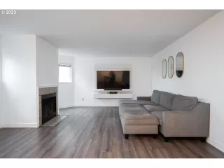 Photo #6: 23055996 Listing