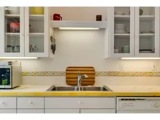 Photo #5: 23056505 Listing