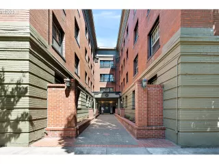 Photo #2: 23058428 Listing