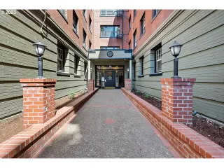 Photo #3: 23058428 Listing