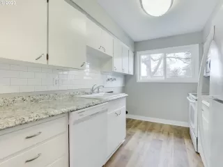 Photo #4: 23058668 Listing