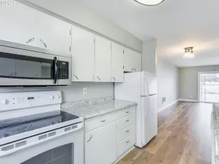 Photo #5: 23058668 Listing