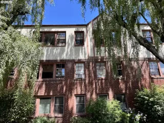 Photo #4: 23060448 Listing