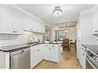 Photo #3: 23060458 Listing