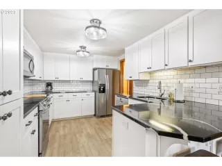 Photo #5: 23060458 Listing