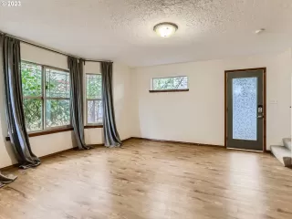 Photo #6: 23062359 Listing