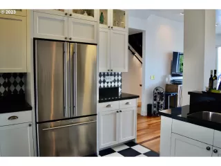 Photo #4: 23067307 Listing