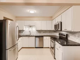 Photo #4: 23067336 Listing