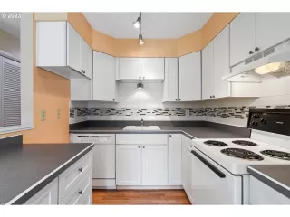 Photo #6: 23074878 Listing